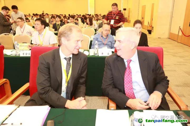 挪威能源署气候司长奥登.劳斯兰德（左）国际排放贸易协会主席德克.福瑞斯特（右）出席论坛并发表演讲