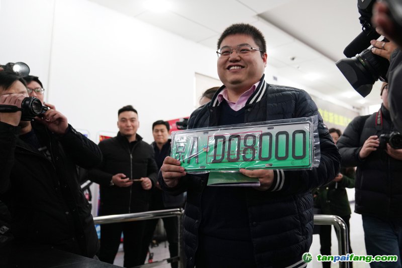 北京市启用新式新能源车号牌