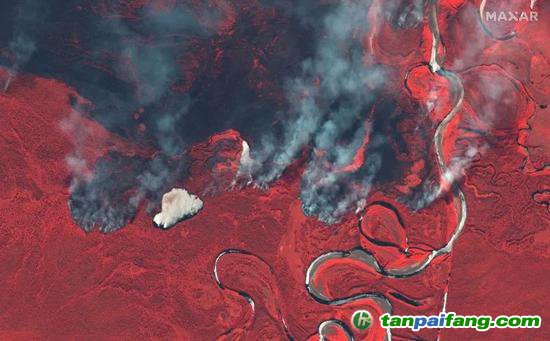 2020年6月23日，俄罗斯别列佐夫卡河附近的野火引起浓烟。红外线卫星云图/ 图片来源：©2020 Maxar Technologies via REUTERS