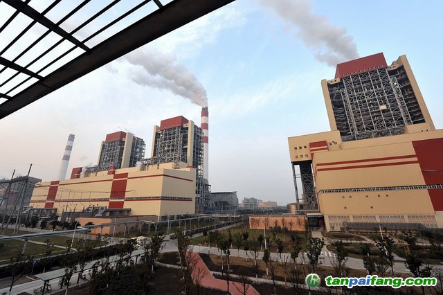 发电企业主要是大型国有企业，其排放数据管理更规范、更完善。图为上海外高桥第三发电有限责任公司发电厂外景。摄影/章轲
