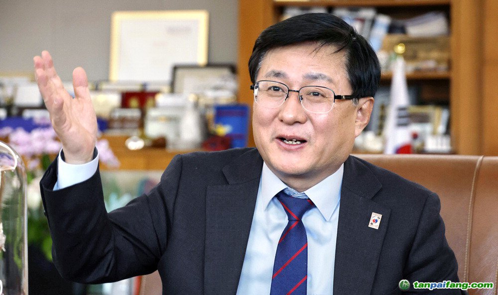 气候能源环境部长官金星焕26日在每日经济媒体中心接受了《每日经济》的采访。 金部长在当天的采访中表示:"将推进被称为'梦想的太阳能'的Tandom Cell的国家战略技术指定。" 图为金浩英（音）记者正在采访中。